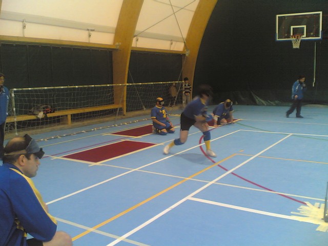Squadra di torball del Milano. I giocatori sono schierati, mentre Leo e' pronto a tirare!
